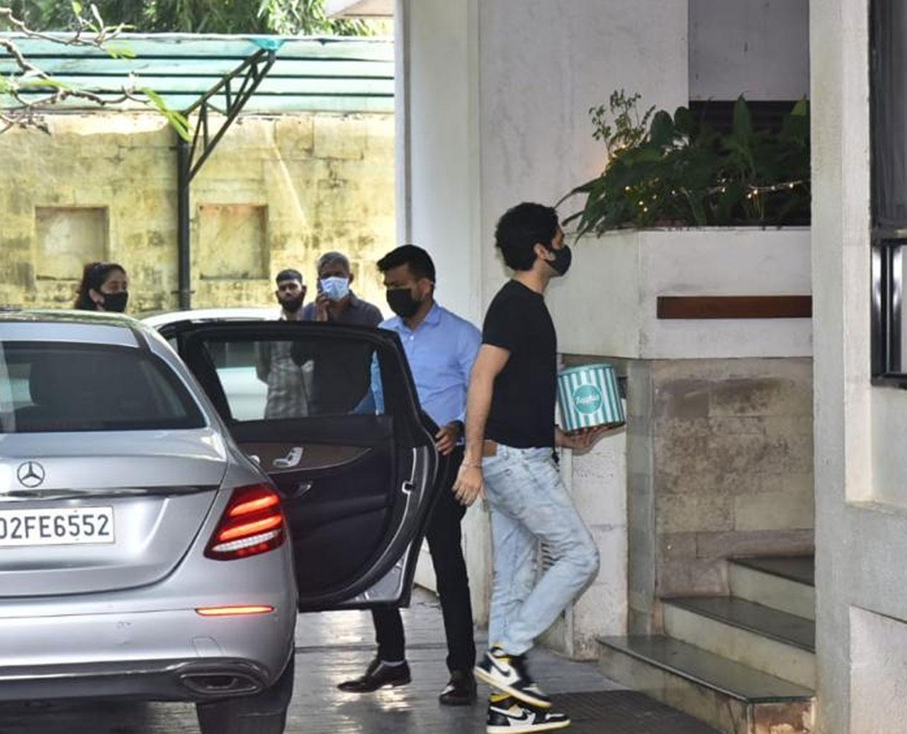 Agastya Nanda, Amitabh Bachchan and Jaya Bachchan’s grandson, also arrived at the Christmas celebrations of the Kapoor family. He kept it cool and casual in his black t-shirt and a pair of white blue jeans.
 
