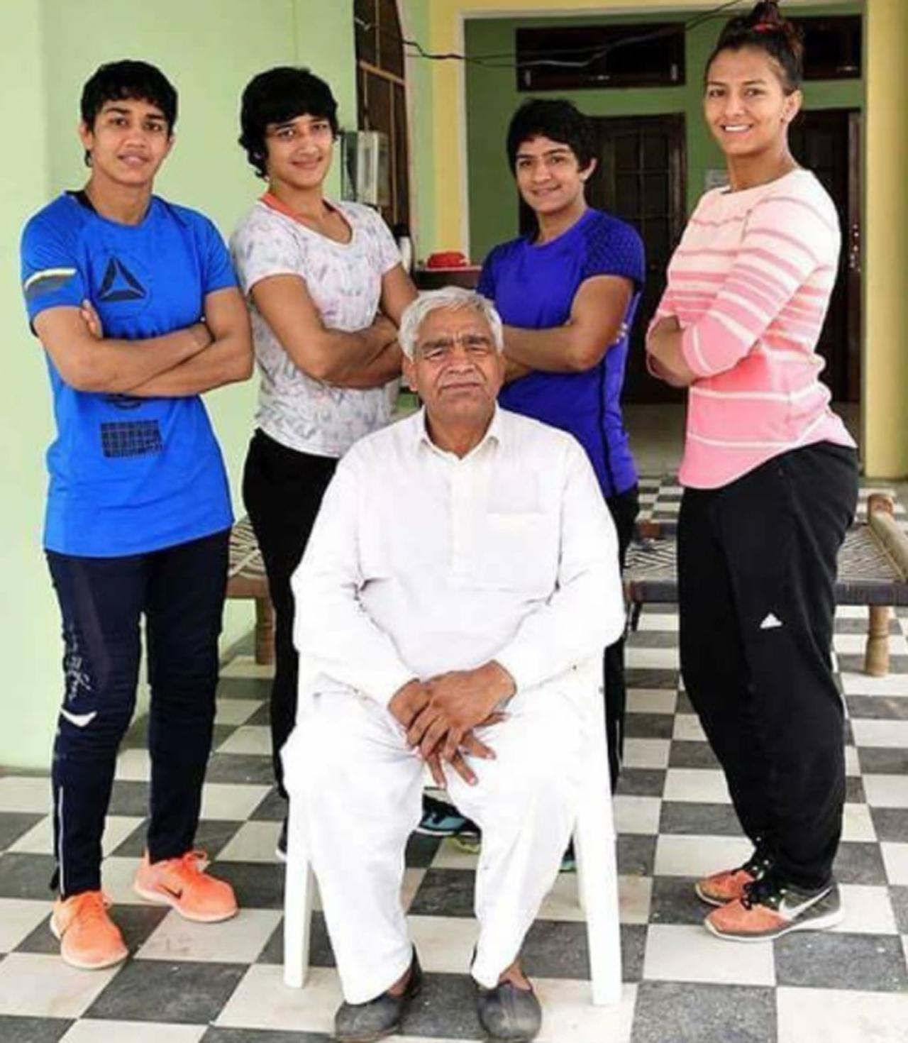 Geeta Phogat hails from the infamous Phogat family in Haryana. Her father Mahavir Singh Phogat encouraged his daughters to pursue professional wrestling and faced major backlash from their community in their hometown. Geeta's sisters  - Babita Phogat, Ritu Phogat, Vinesh Phogat, Sangeeta and Priyanka. In pic: With father Mahavir and her sisters at home.
