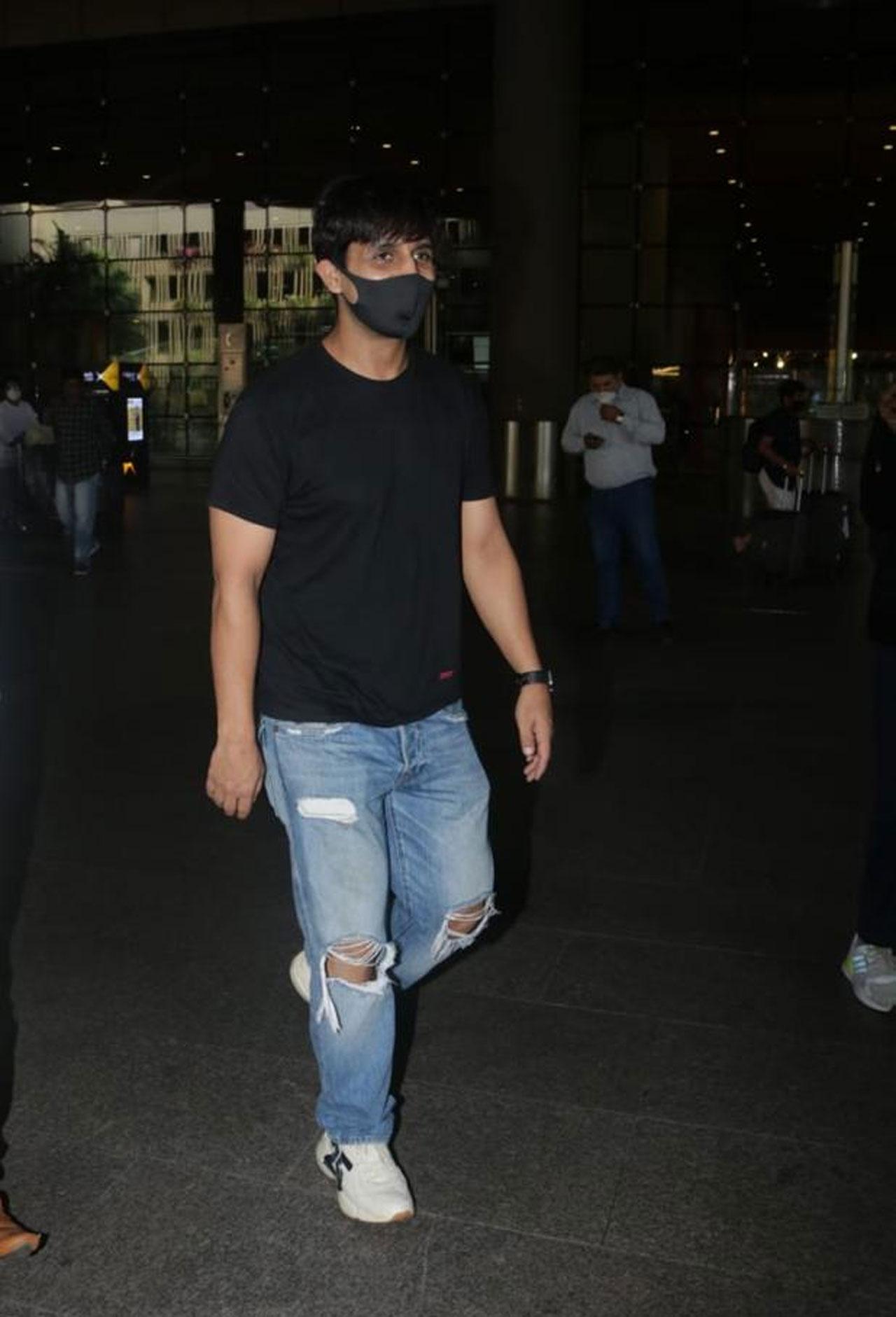 Arslan Goni and Sussanne Khan have been making a lot of noise in Bollywood with their relationship that is yet to be confirmed. An official announcement may be far away but the rumoured couple was spotted at the airport together. Goni opted for a black T-shirt and a pair of blue jeans.