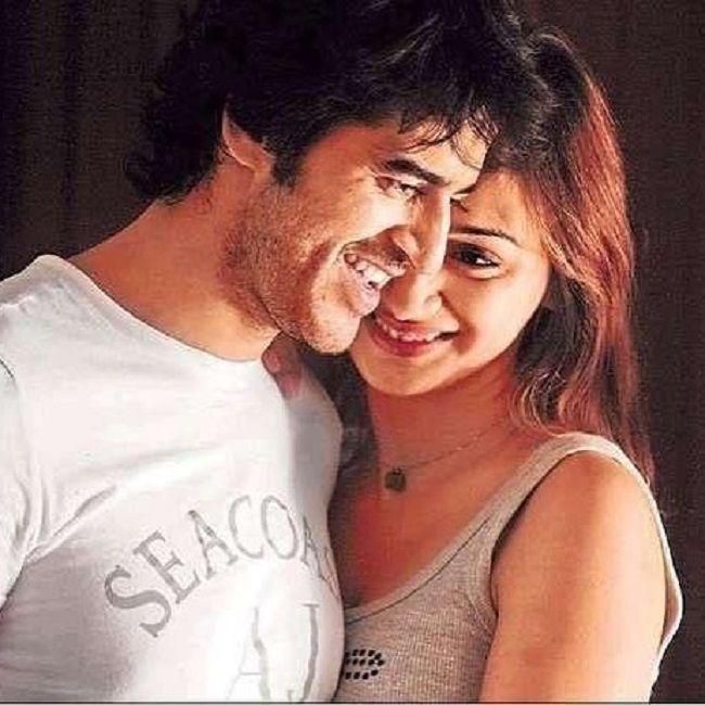 Hiten Tejwani grew up in a Sindhi family in Mumbai and Gauri Pradhan, daughter of an Indian Army officer, is from Jammu. They first met at an ad shoot of a soap. After that, they worked together on the popular TV show Kutumb.