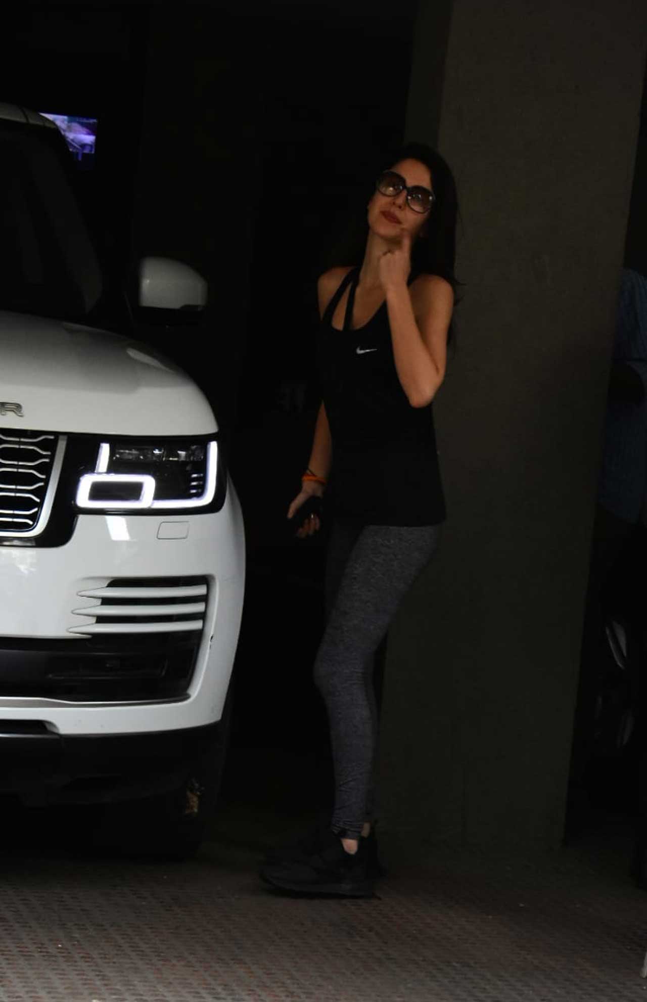 Vicky Kaushal made a couple of visits to Katrina's residence in the past few days amidst wedding reports. Yesterday he greeted the paparazzi and happily posed for pictures, folding hands and waving at the crowd.