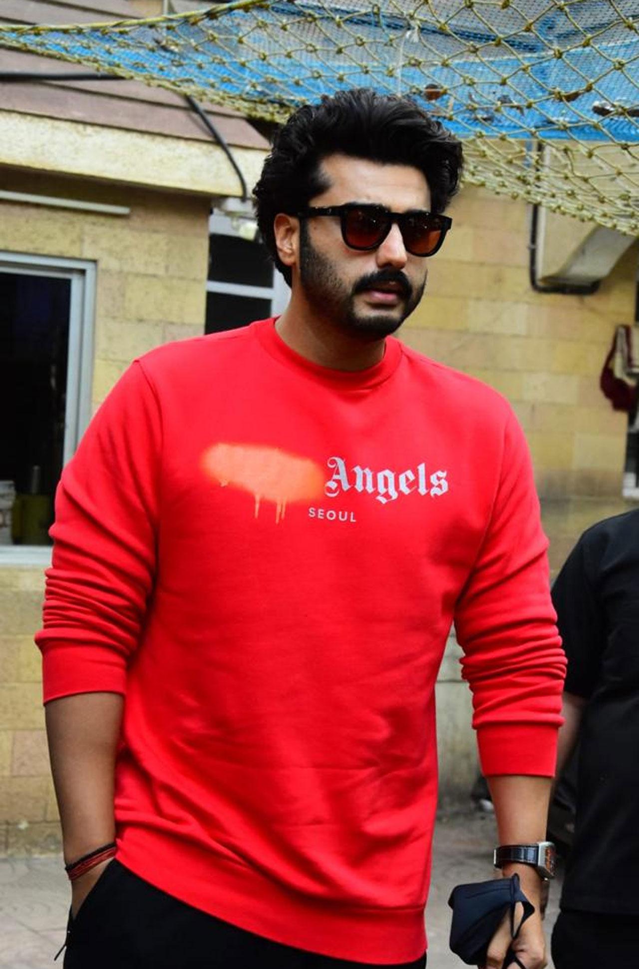 Arjun Kapoor was spotted at Malaika Arora's mother's home for Christmas celebrations and keeping in mind the theme of the festival, donned a red shirt for the occasion.