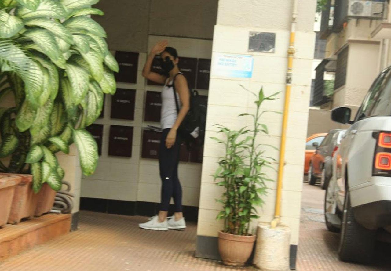 Earlier today, Katrina Kaif was spotted at her residence and as the paparazzi clicked her pictures, she waved back at them. She’s all set to be the newest bride in Bollywood as she gears up for her wedding with Vicky Kaushal. The wedding festivities are likely to happen between 7 and 9 December.