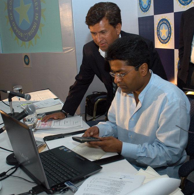 Kiran More made his ODI debut for India in 1984 and went on to play 94 matches for the team. However, Kiran More scored only 563 runs at an average of 13.09 and a top score of 42.
In Pic: Kiran More and Lalit Modi, former Vice President of BCCI in office