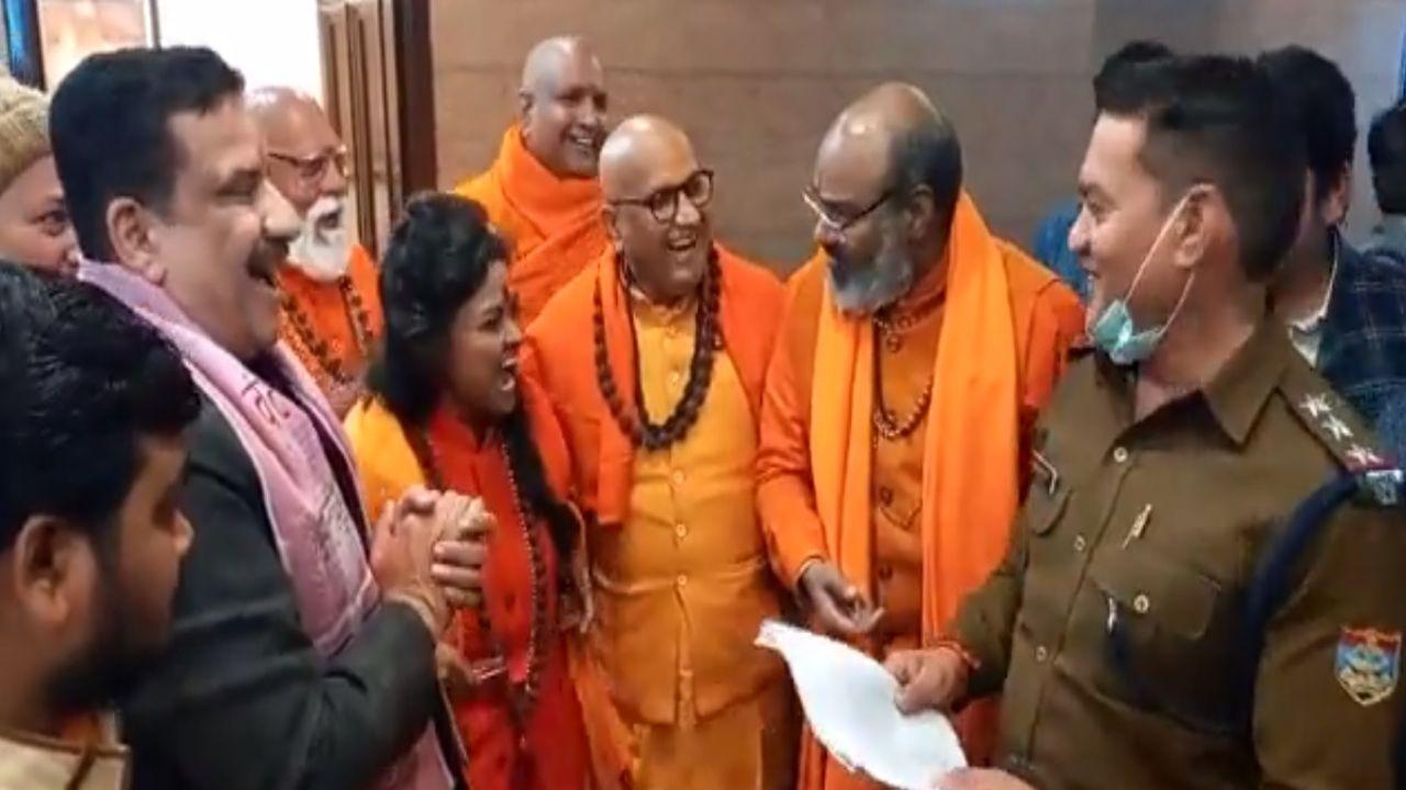 'Ladka humari taraf hoga': Dharma sansad participants seen laughing with Haridwar cop 