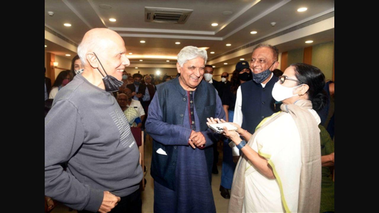 The TMC supremo also interacted with members of civil society members on December 1. Filmmaker Mahesh Bhatt, lyricist Javed Akhtar, actors Shatrughan Sinha, Richa Chaddha, besides Swara Bhaskar, comedian Munawar Faruqui, and Sudheendra Kulkarni among others were present at the event. Mamata lashed out at BJP for its anti-people policies and termed the ruling dispensation as 'cruel' and 'undemocratic'. Pic/PTI