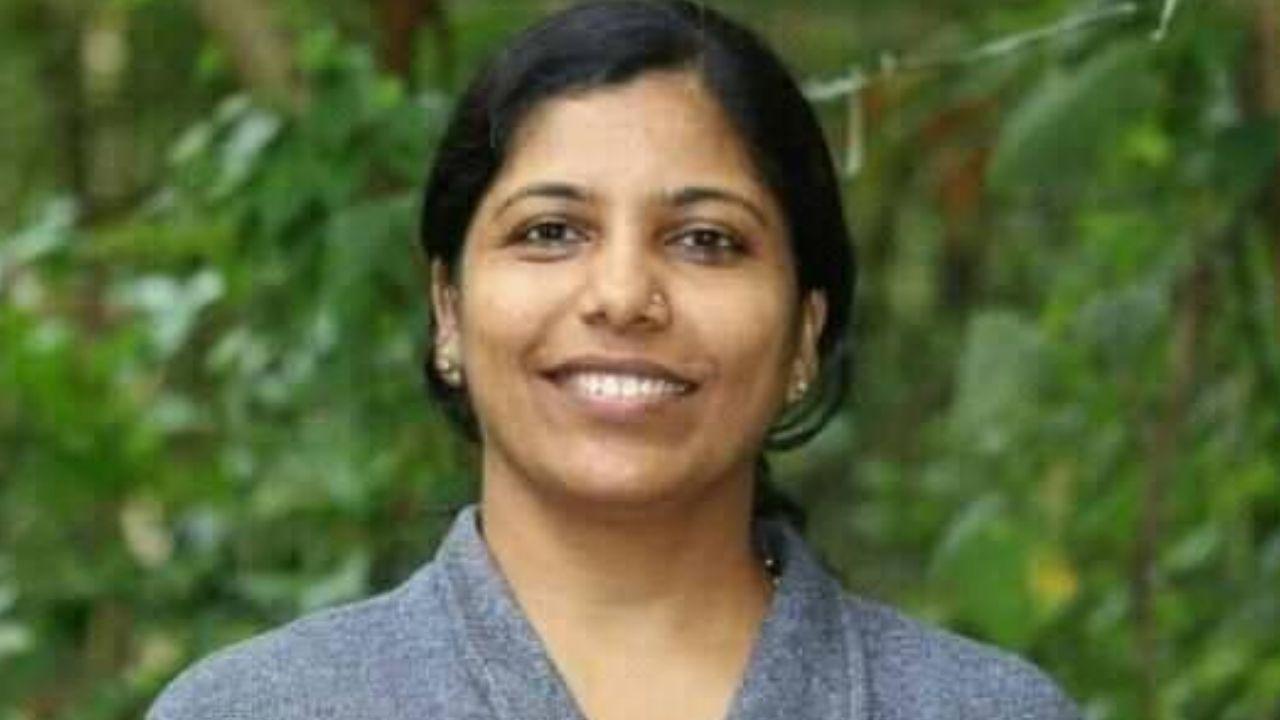 6. Deepa Mohanan
A 36-year-old Dalit scientist and PhD student at Mahatma Gandhi University in Kerala, Mohanan went on a hunger strike on October 29, 2021, demanding the removal of her research guide Nandakumar Kalarickal. She questioned if the completion of her projects was delayed because of her “Dalit status”. Standing strong in the face of backlash, all her demands were met on November 9 and Kalarickal was ousted. In 2015 too, Mohanan had filed a complaint under the SC/ST Act against Kalarickal, alleging caste-based discrimination.