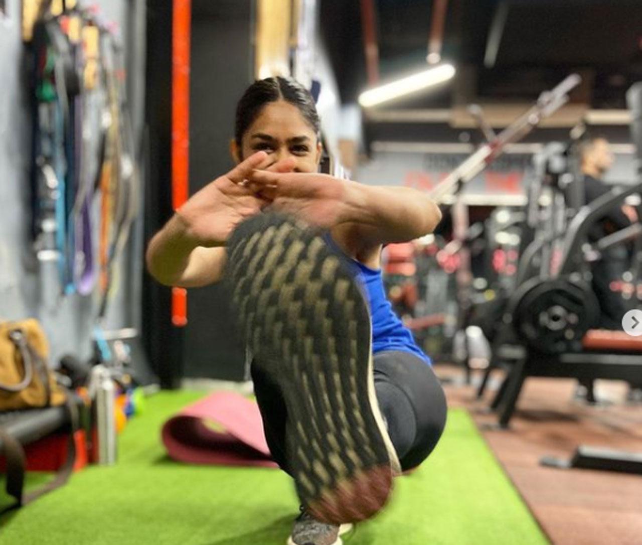 She’s working out and yet, we can sense and see her winning and whacky smile as she enjoys shedding some calories. She amalgamates exhaustion and entertainment together, and that doesn’t happen too frequently. 
