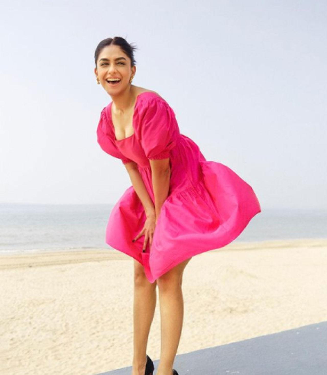 She slays in a pink dress and smiles for the camera back when she was promoting her film 'Jersey'. But it’s not just the smile that steals the show, it’s also her attitude and the right dose of spark and spunk.