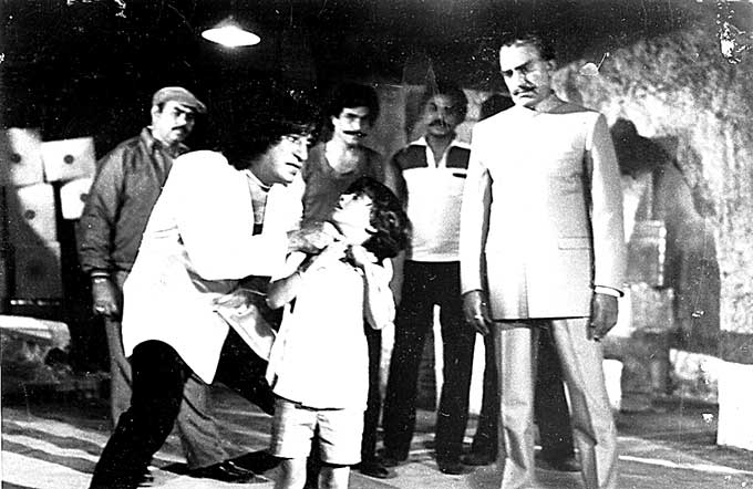 Amrish Puri's last film appearance was in Kachchi Sadak (released in 2006).
In picture: Amrish Puri and Shakti Kapoor a still from 'Nafrat Ki Aandhi'.