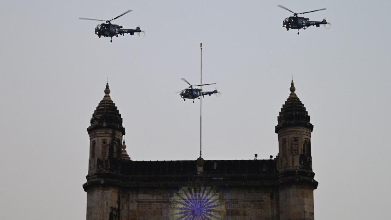 Navy Day 2021: Marine commandos’ stellar show across Mumbai’s sky at Gateway of India