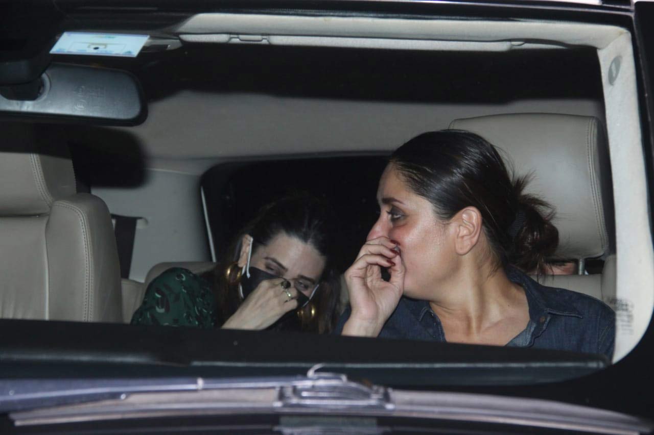 Kareena Kapoor Khan and her sister Karisma Kapoor couldn`t stop giggling when snapped by the shutterbugs. The duo was clicked at Rhea Kapoor`s Bandra home for the pre-Christmas celebration. Kareena Kapoor Khan and her sister Karisma Kapoor couldn`t stop giggling when snapped by the shutterbugs. The duo was clicked at Rhea Kapoor`s Bandra home for the pre-Christmas celebration.
