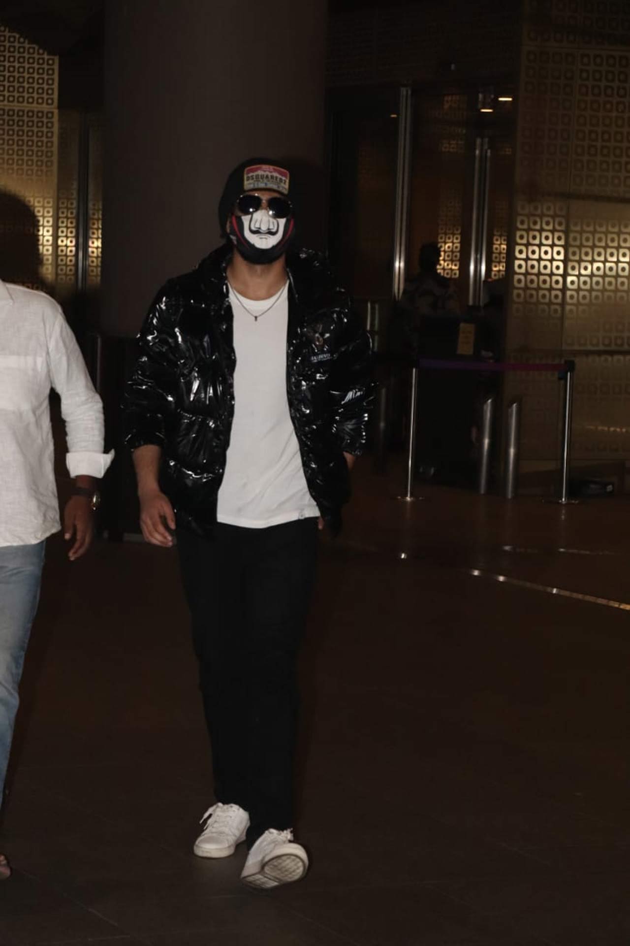 Vijay Devarekonda was snapped wearing an extremely weird mask at the Mumbai airport. In fact, a lot of people also failed to recognize the `Liger` actor. Vijay Devarekonda was snapped wearing an extremely weird mask at the Mumbai airport. In fact, a lot of people also failed to recognize the `Liger` actor.