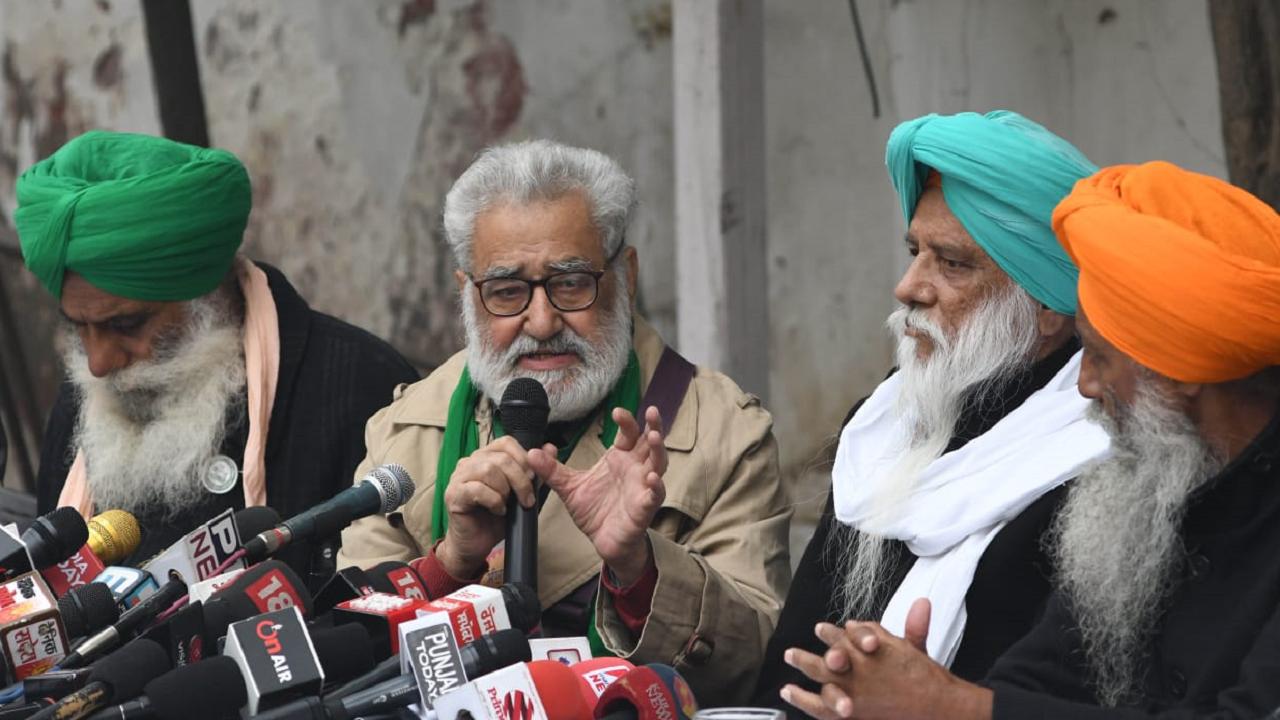 2. Dr Darshan Pal
The 70-year-old MD in anaesthesia mobilised and coordinated with 30 farmers’ groups, which joined the movement. With a history of working for the rights and upliftment of farmers and as a member of the All India Kisan Sangarsh Coordination Committee (AIKSCC), he made sure that the thousands of farmers camping across the borders of Delhi have enough supplies and medical assistance. Known to work for kin of farmers who died by suicide and to secure loan-waivers, Dr Pal’s organisation was one of the first to give a call for the agitation.