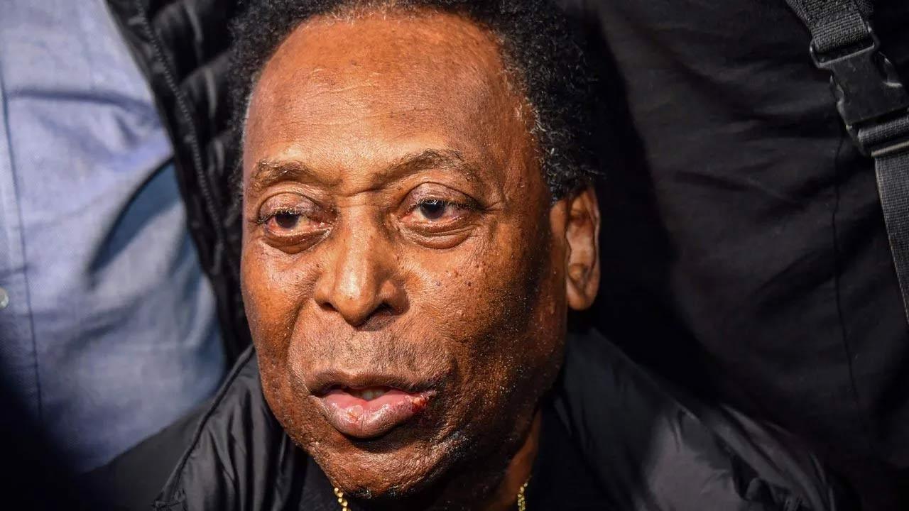 Pele in hospital for colon tumour treatment