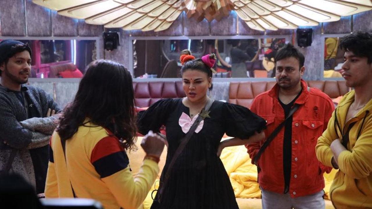 Bigg Boss 15: Rakhi Sawant throws water at Abhijit as he steals her food