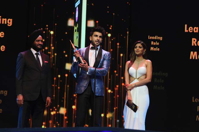 Ranveer Singh with his Best Actor (Male) award for his performance in 'Bajirao Mastani'
