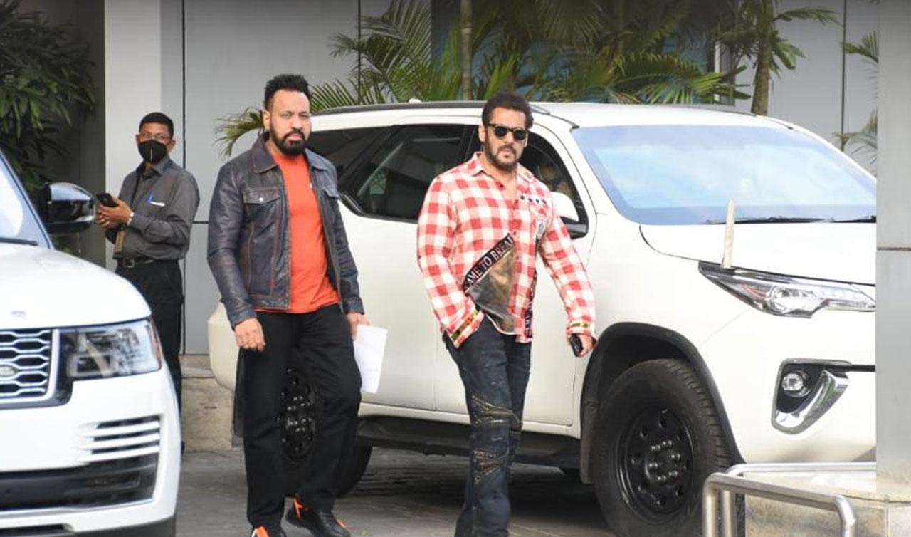 Salman Khan recently traveled to Riyadh, Saudi Arabia for the Da-Bangg tour. He was recently spotted at the Mumbai airport in a causal avatar and the pair of shades that he donned only added a lot more swag to his aura.