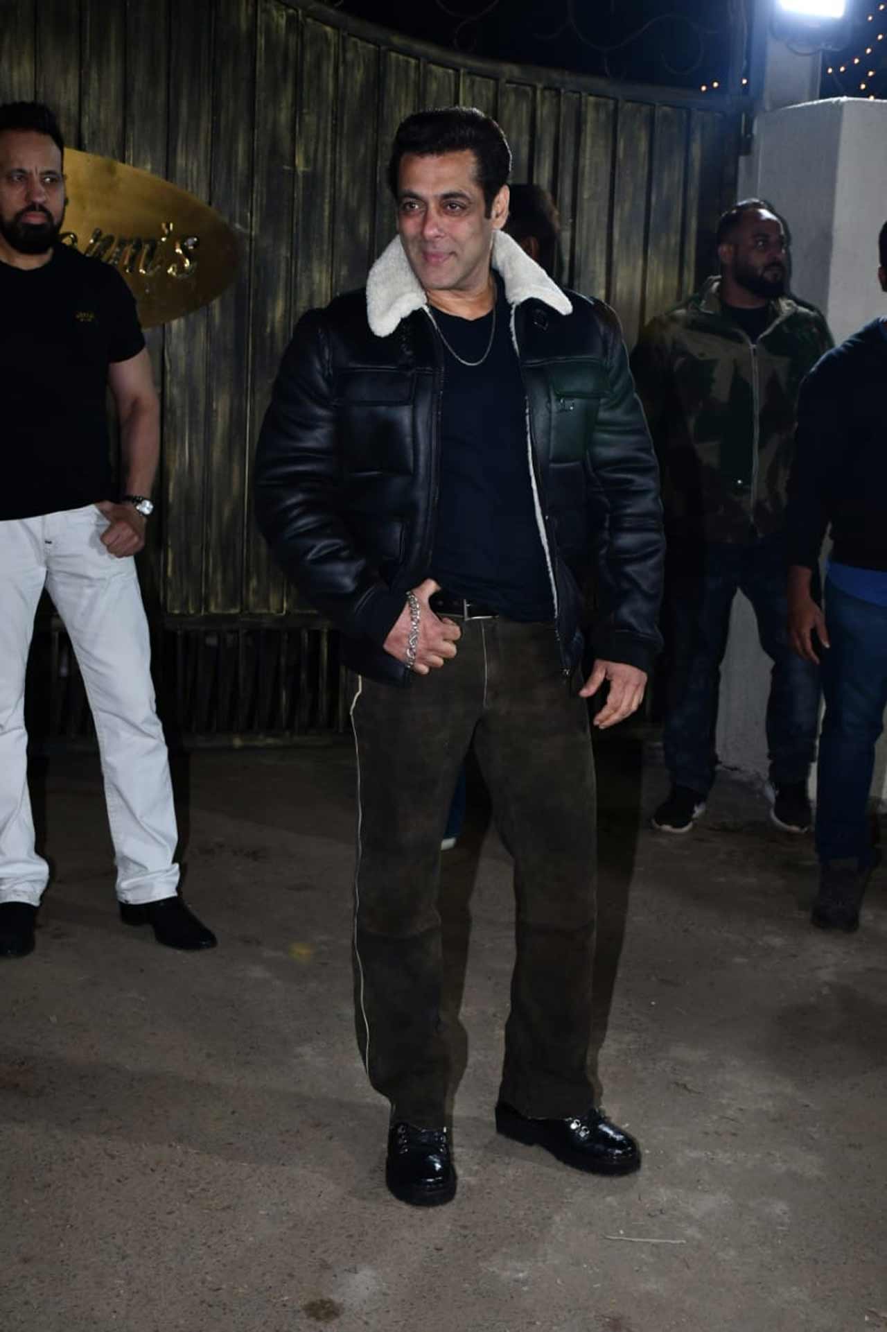 Salman Khan is currently at his farmhouse in Panvel, celebrating and enjoying his special day with near and deal ones. The actor, like every other year, once again went to his farmhouse, along with his entire family, and invited his friends over to blow the candles.