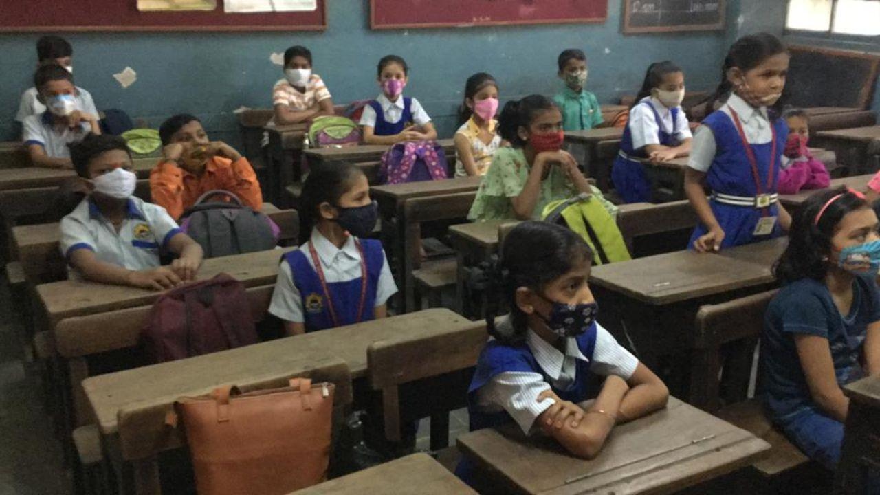 Students of Class 1 are physically attending the school after almost two years, an official of the Brihanmumbai Municipal Corporation (BMC) said. Pic/Atul Kamble