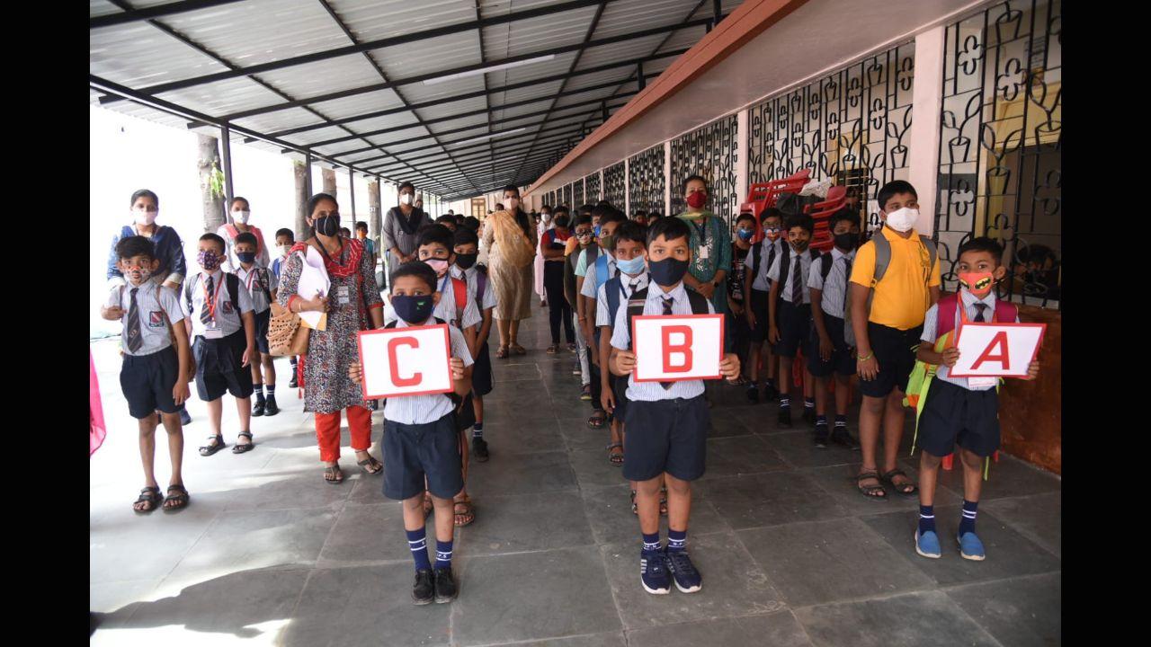 Earlier, the schools for students of primary and middle sections were supposed to reopen in the first week of December (on December 1 in Pune and on December 4 in Mumbai), but the decision was postponed due to the emergence of the Omicron variant of coronavirus. Pic/Nimesh Dave
