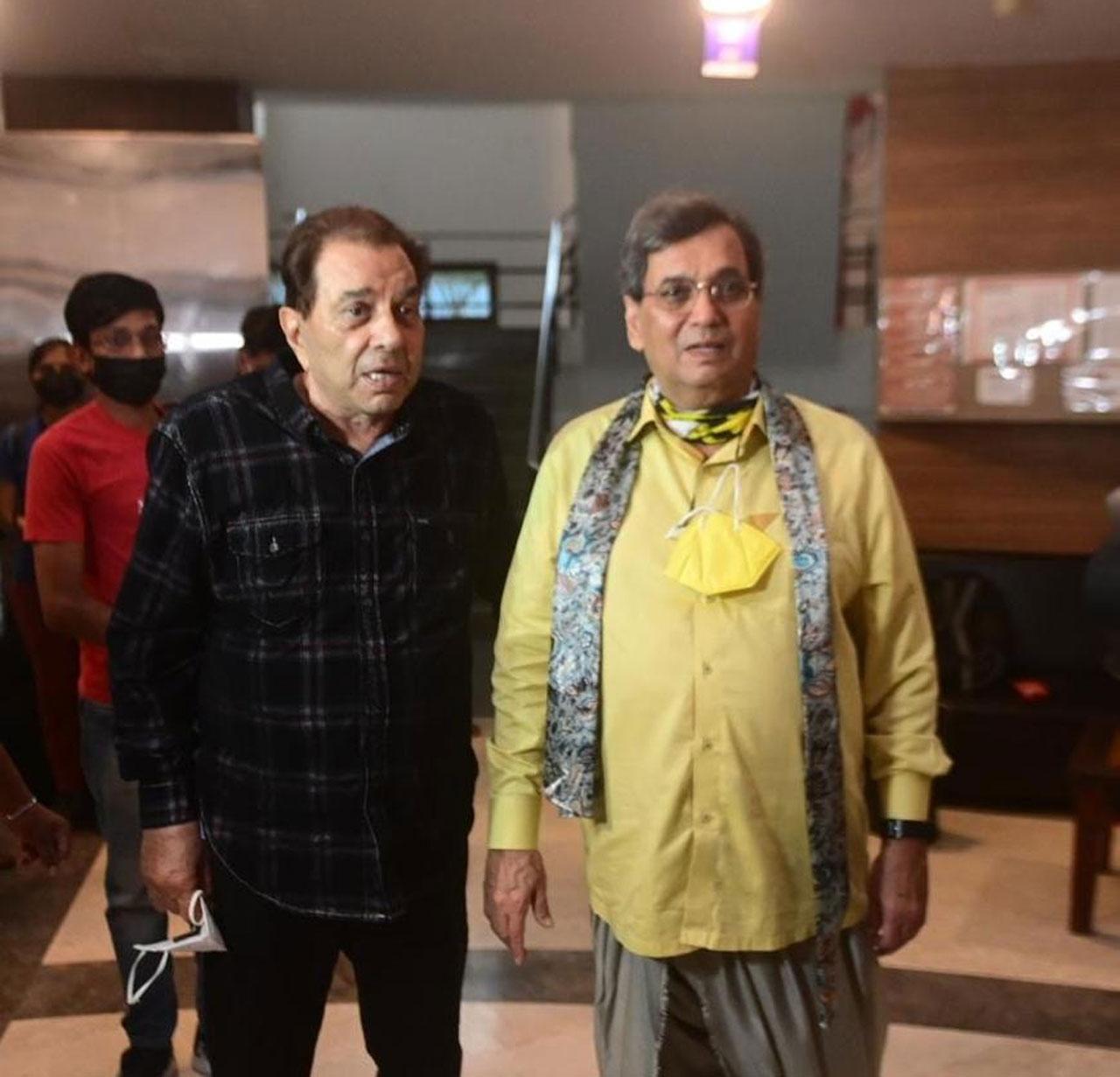 In one moment, Dharmendra and Subhash Ghai were also clicked together at the filmmaker’s acting school. The two have worked together in the film Krodhi that came out in 1981. 