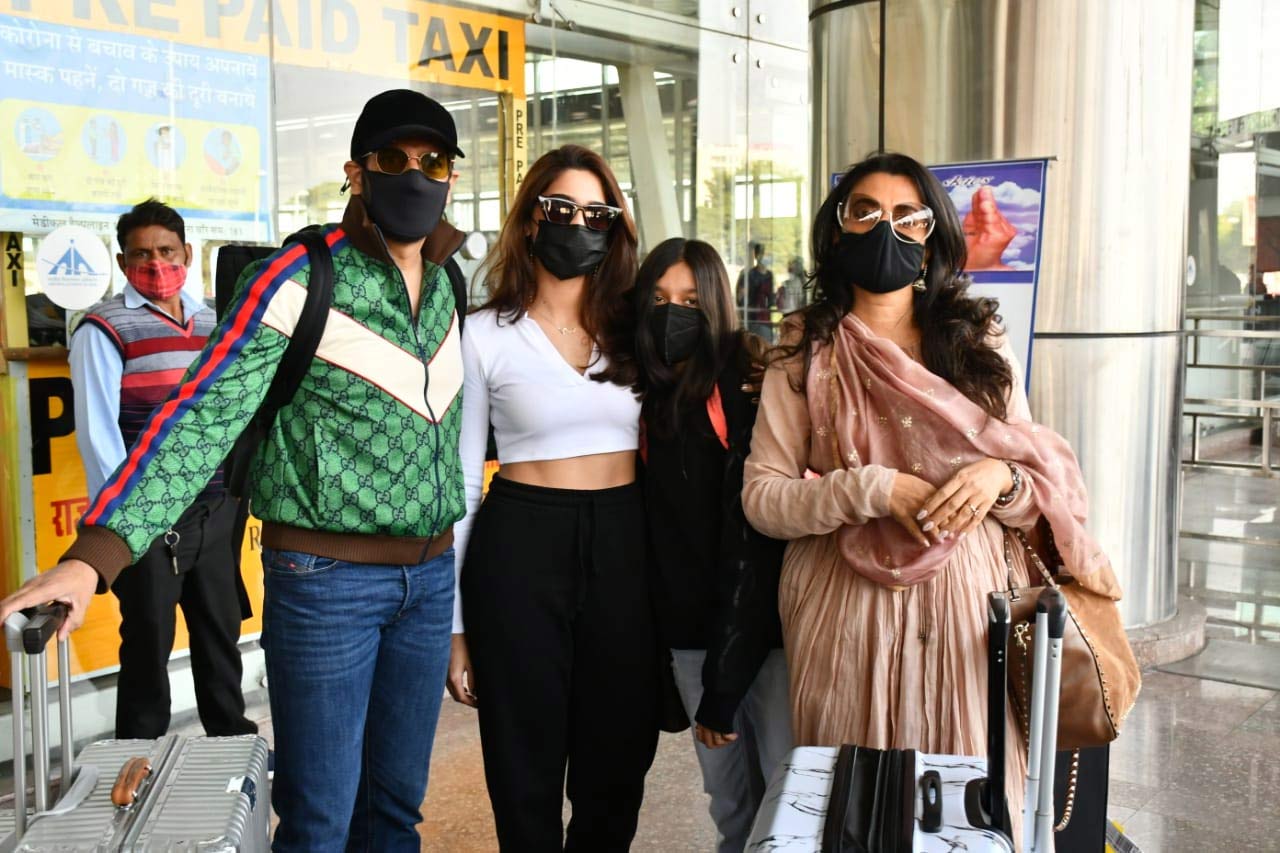 As soon as Kabir Khan, Sairah Khan, Mini Mathur and Sharvari Wagh reached Jaipur airport, they posed together for the shutterbugs!