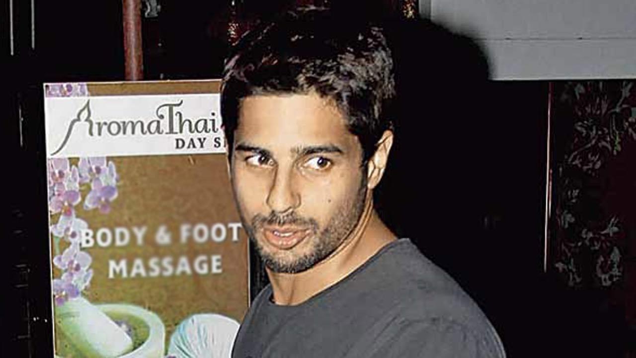 Sidharth Malhotra shares a picture with late CDS General Bipin Rawat