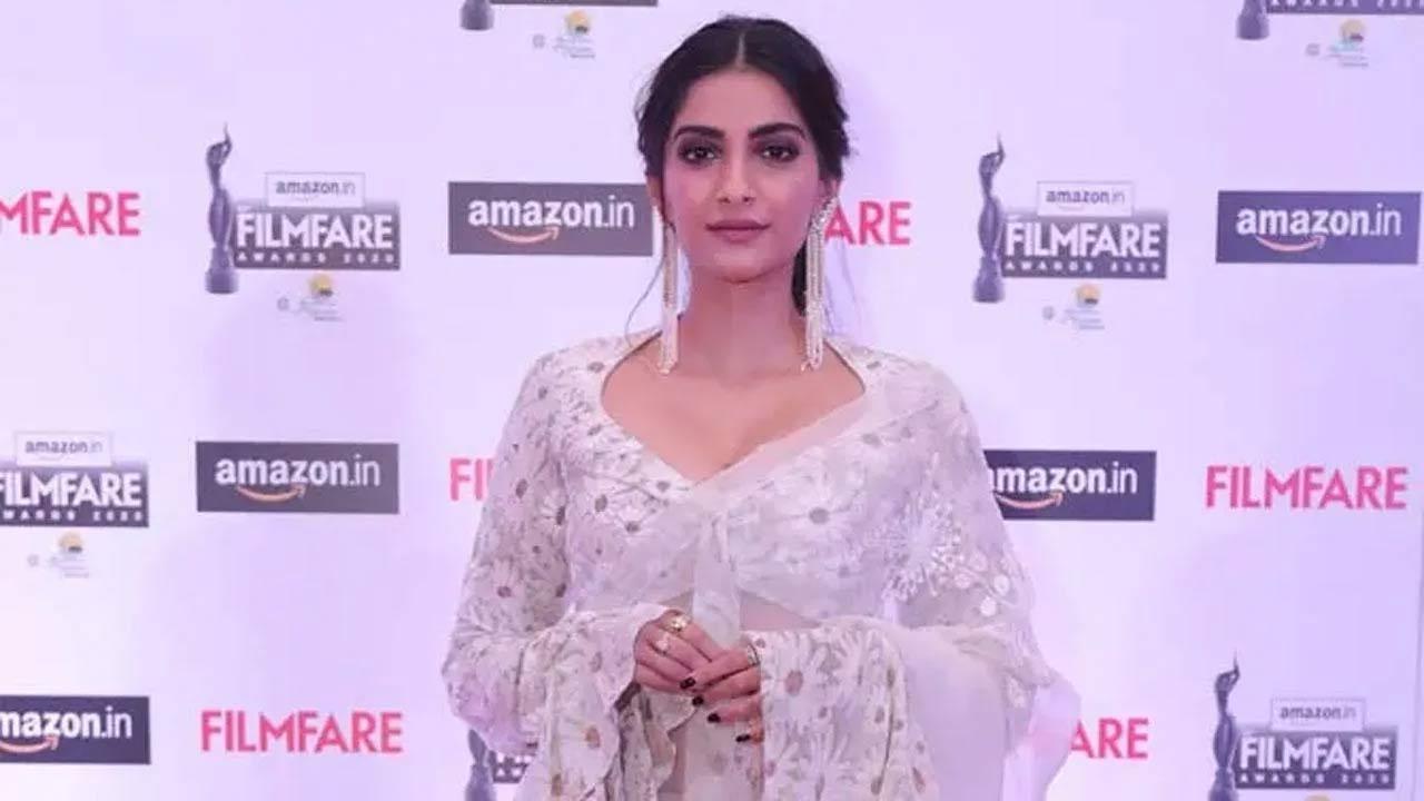 Sonam Kapoor shares an adorable childhood picture as she misses her mother Sunita Kapoor