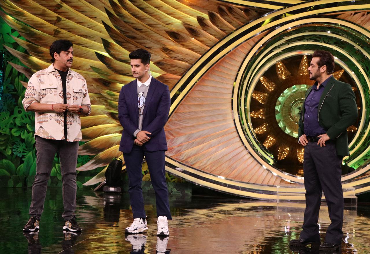 Ravi Kishan, while having a candid moment with Salman Khan, mentioned that his life changed after doing ‘Tere Naam’ and ‘Bigg Boss’. His audience not only saw him as a “Bhojpuri film industry ka Superstar