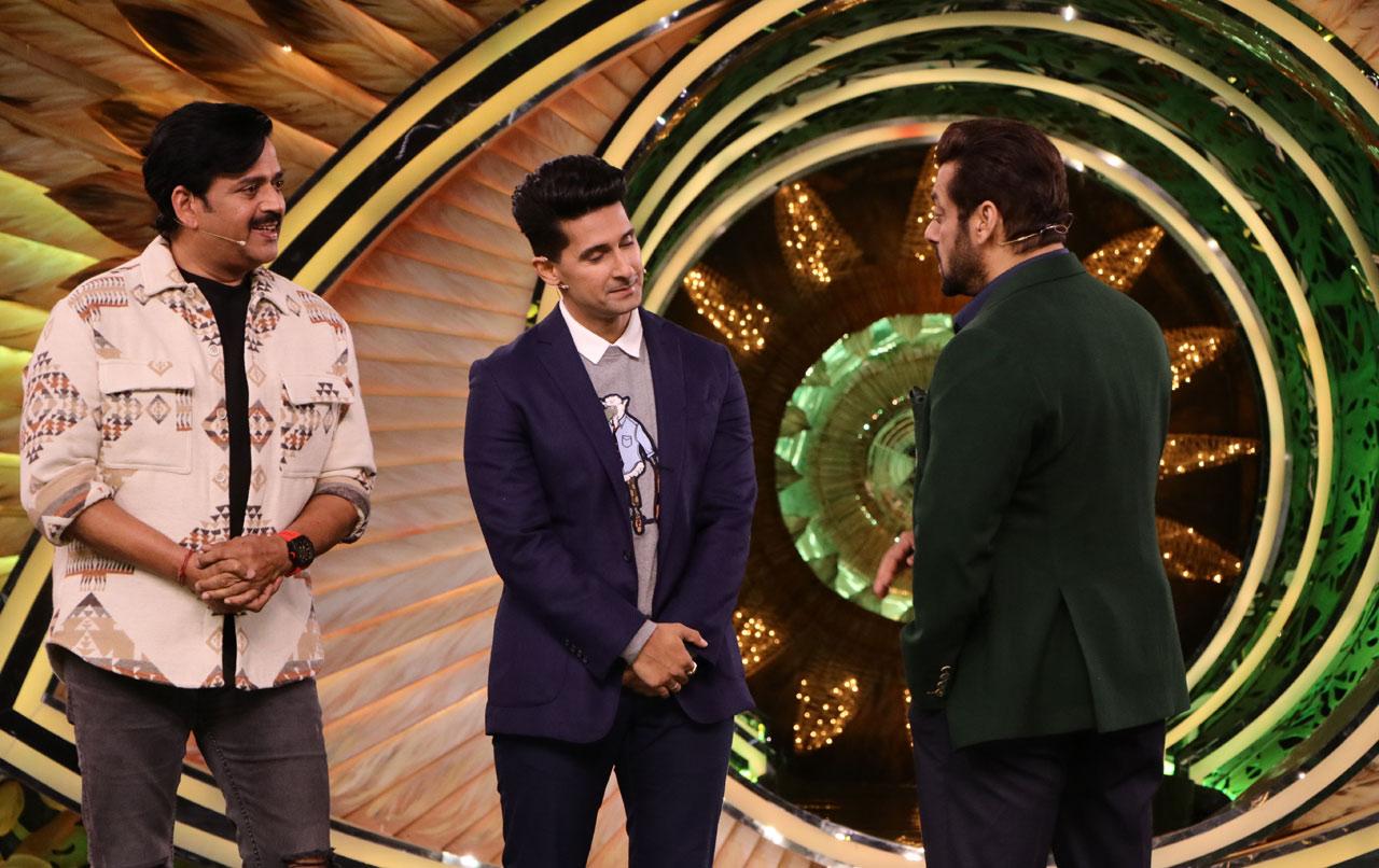 From friendly banter with the Bigg Boss, Salman Khan, to a game of charades, to a serious and candid talk with the housemates, this episode had all the mirch masala for the perfect weekend watch.
