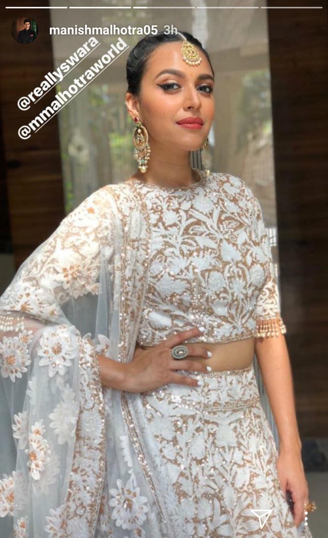 Swara Bhaskar flaunted her beautiful Manish Malhotra designed white and golden lehenga at the sangeet ceremony of Sonam Kapoor and Anand Ahuja