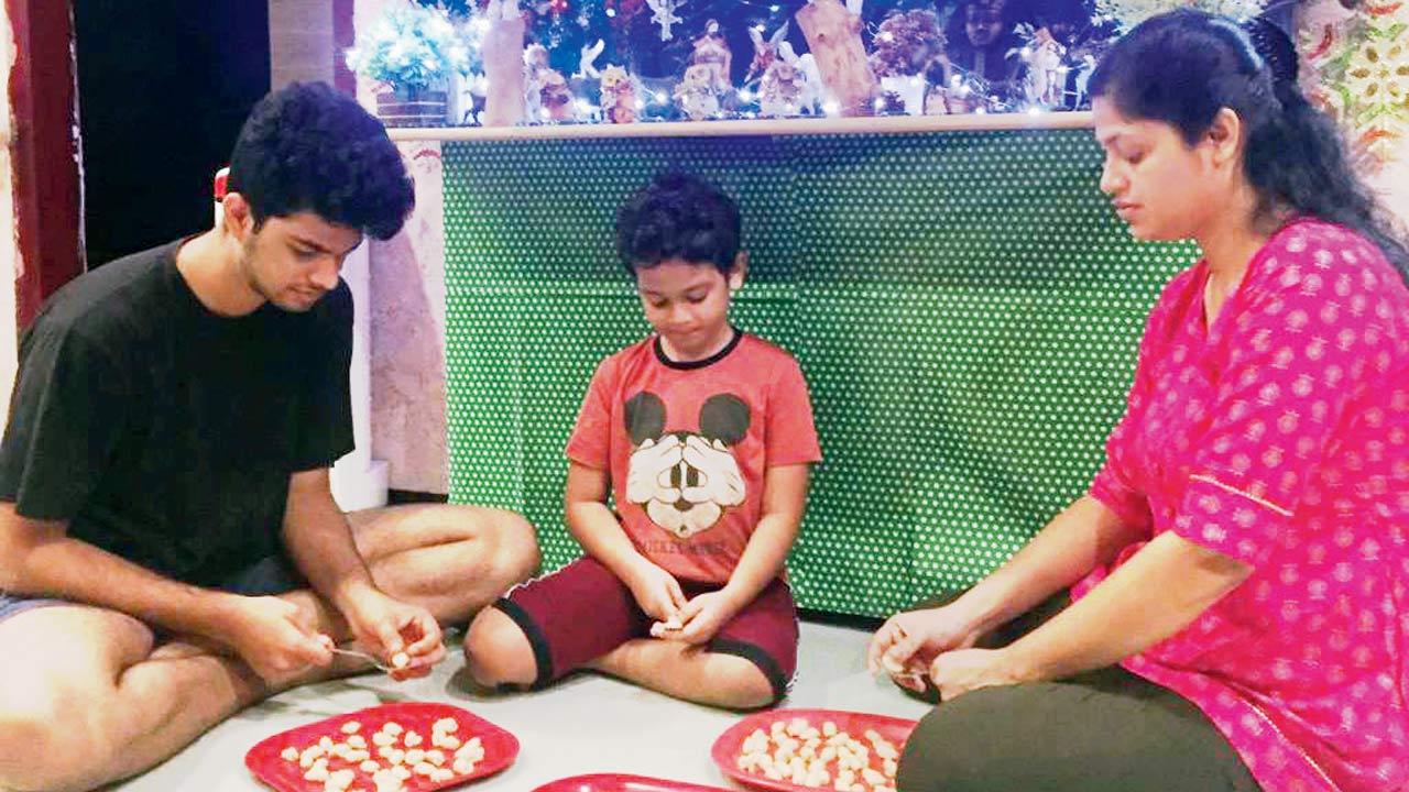 The Pereiras dole out kulkuls ahead of Christmas