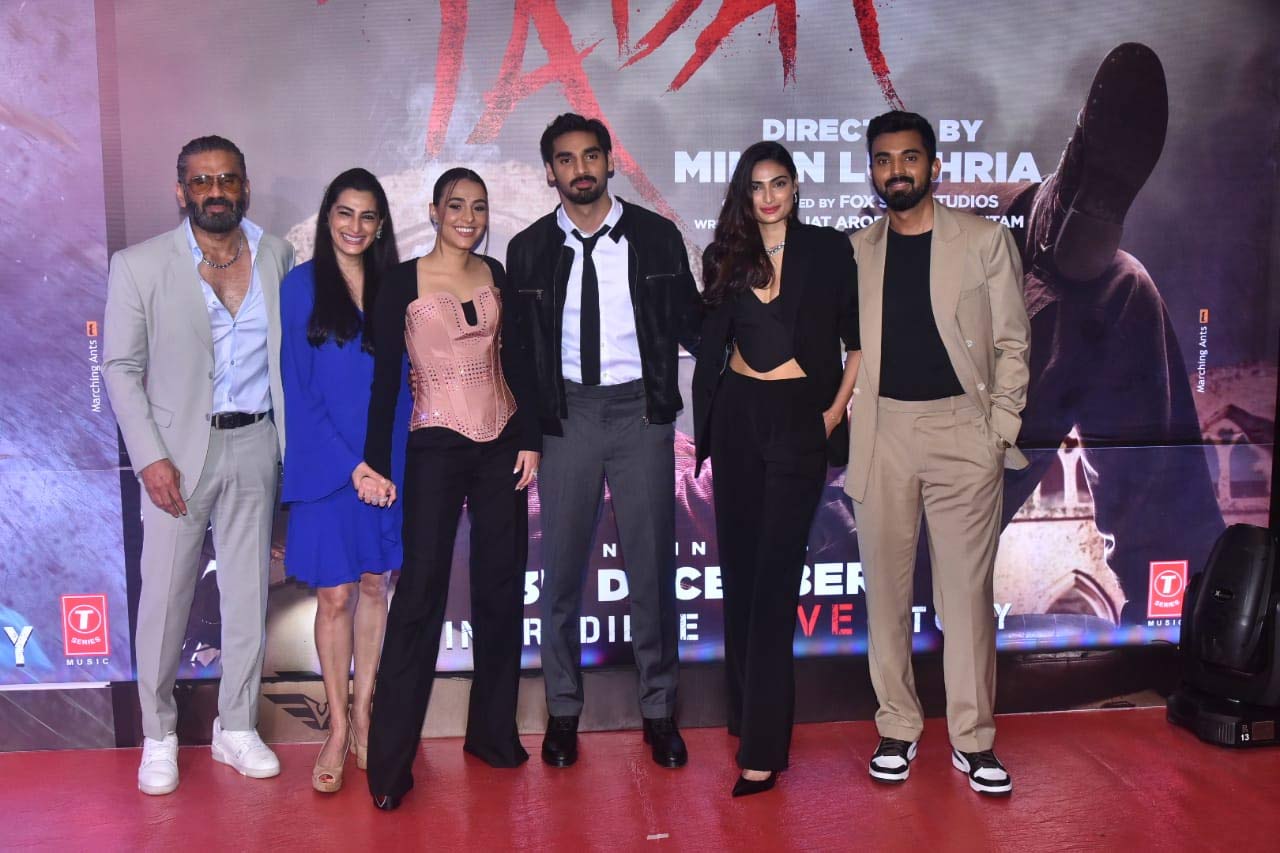 KL Rahul posed with the entire Shetty family - Suniel Shetty, Mana Shetty, Athiya Shetty and Ahan. The lead actor's Ahan's friend Tania Shroff was also a part of the premiere.