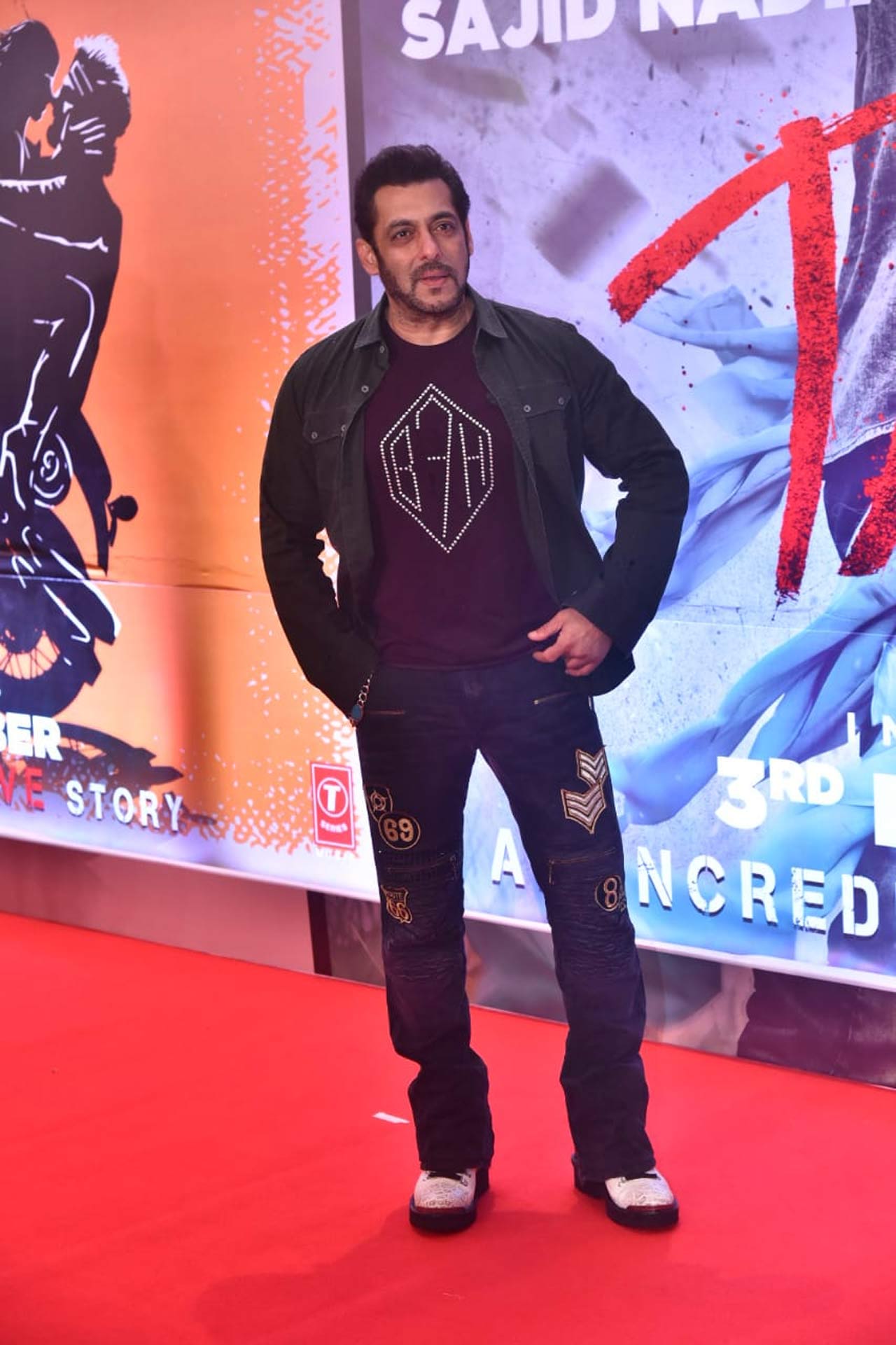 Salman Khan showed up at the premiere to extend his support to the debutant Ahan Shetty at the Tadap premiere.
