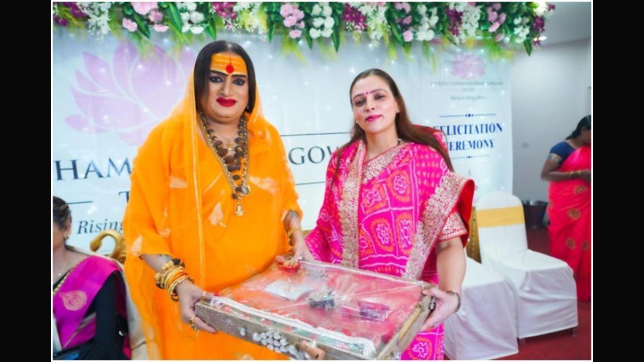 Laxmi Narayan Tripathi graces event held by trustee of Ankibai Ghamandiram Gowani trust