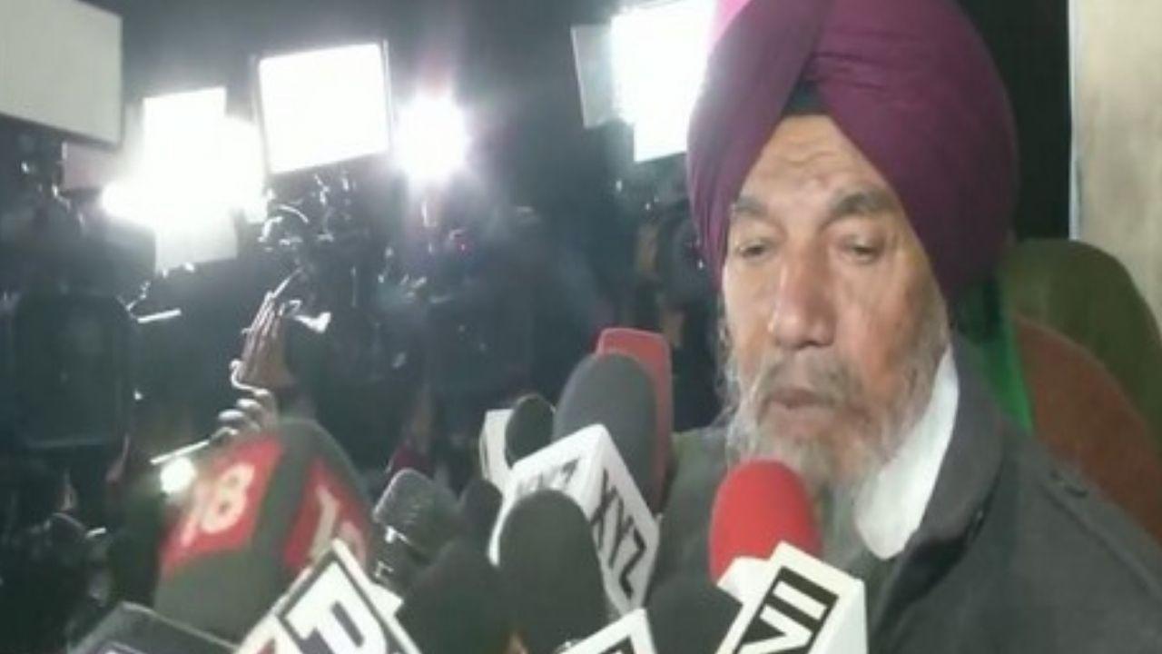 4. Joginder Singh Ugrahan
A soldier-turned-farmer, Joginder Singh Ugrahan is the President of BKU (Ekta Ugrahan). While the 75-year-old has been a noted name among farmers, he rose to national prominence after he represented the protesting community at the home ministry on Amit Shah’s invitation. A video of a group of farmers led by Ugrahan eating tiffin-packed lunch on the floor of the home minister’s office as a mark of resistance went viral, which made even unversed citizens sit up and take notice of their cause.
Ugrahan has been raising issues of small farmers ever since he quit the army to take up farming full-time. Even before the farm bills were passed on September 20, 2020, the uncompromising leader had been protesting outside the Chief Minister’s office in Punjab