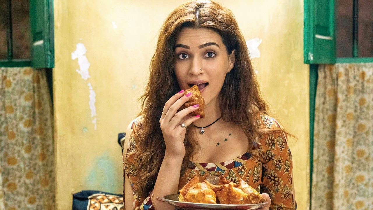 Kriti Sanon in Mimi
After watching the film, Kriti Sanon's sister Nupur shared a post on social media that read 'You’ve made sure that NOBODY ever calls Kriti Sanon JUST a pretty face!,' which turned to be an apt choice of words for Kriti's Mimi. Kriti plays a single mother in the film, and her transformation from being a dreamy woman to a mother is honestly relatable. The change in the plot and character sketch is picked so well, and with utmost honesty, the actress nails the storyline in a true sense. In her journey from 'Heropanti' to 'Mimi', Kriti has a lot more to provide her audience, and Mimi is just the start of it.