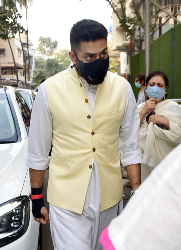 Bunty Walia's good friend Abhishek Bachchan came in to offer his condolence to the family at the prayer meet. Abhishek and Bunty Walia are co-owners of the Kabaddi team Jaipur Pink Panthers that participates in Pro Kabbadi League.