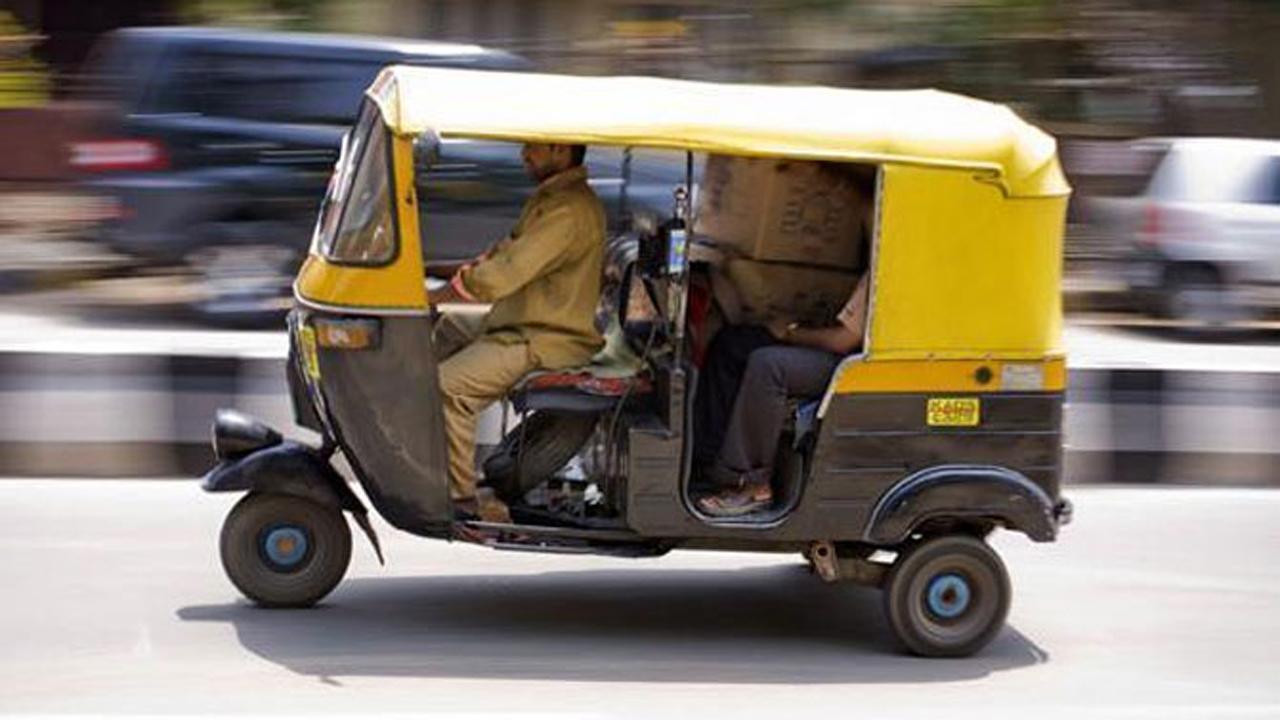 Mumbai: 3 police stations coordinate to get back woman's gold jewellery from auto within 2 hours