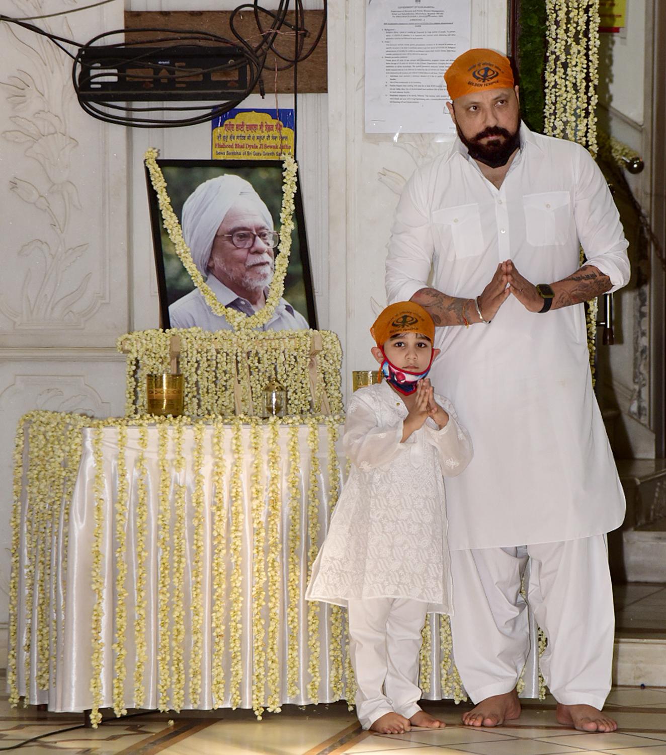 Bollywood producer Bunty Walia's father Pirthi Paul Singh passed away last week. His last rites were held at a crematorium in Santacruz, Mumbai. The last rites were attended by Walia's family and his close friends from the industry. On Tuesday a prayer meet was held at a Gurudwara in Khar.