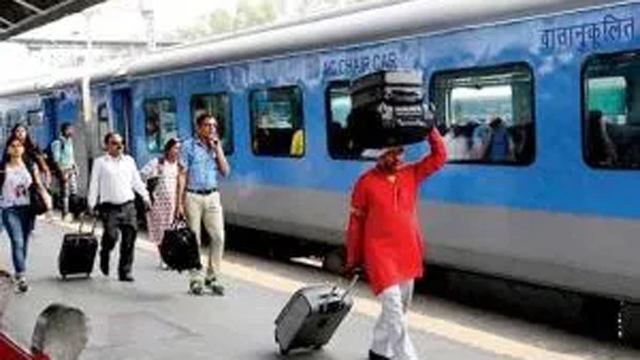 CISF personnel saves passenger's life at Barakhamba Metro station