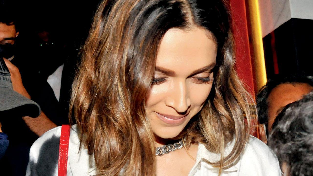 Deepika Padukone mobbed outside restaurant; spotted without wearing mask