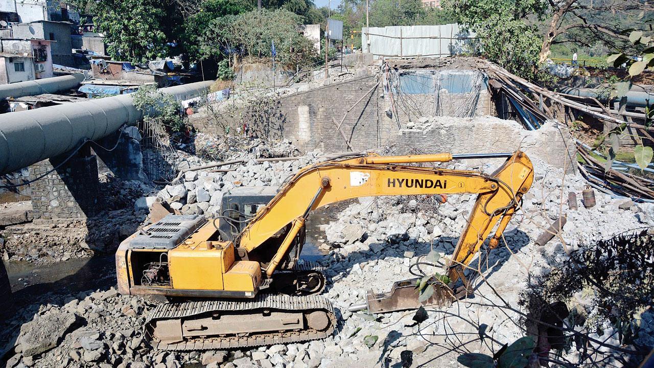 Mumbai: Aarey road shut, cars can’t escape jammed JVLR