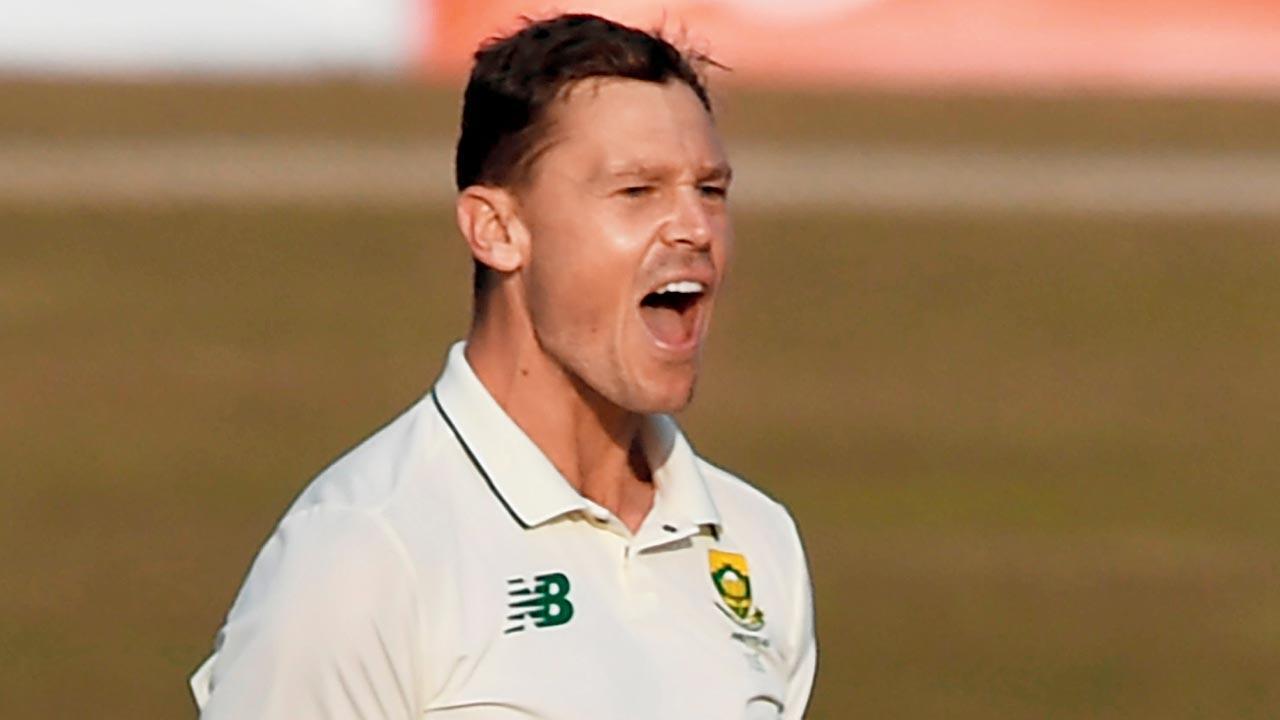 South Africa claim quick wickets but Pakistan take 200-run lead