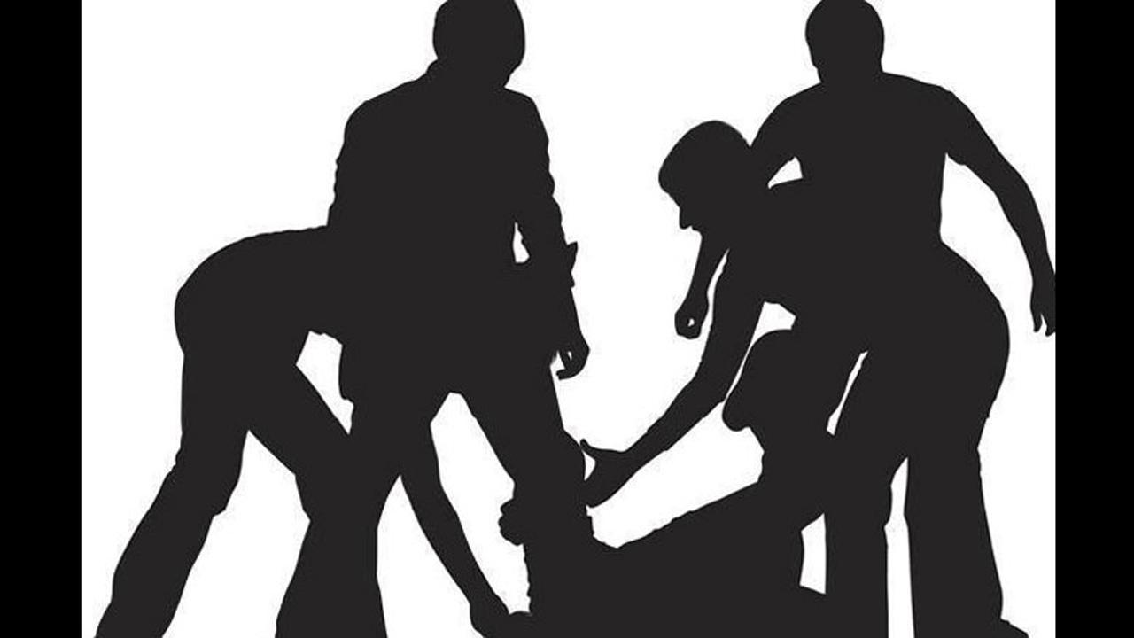 Mob attacks cops, frees man accused of chain snatching in Thane