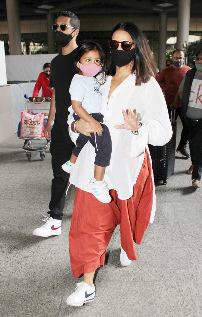 We also snapped Neha Dhupia, Angad Bedi and their cute little daughter Mehr at Mumbai airport. Neha and Angad welcomed their baby girl in November 2018.