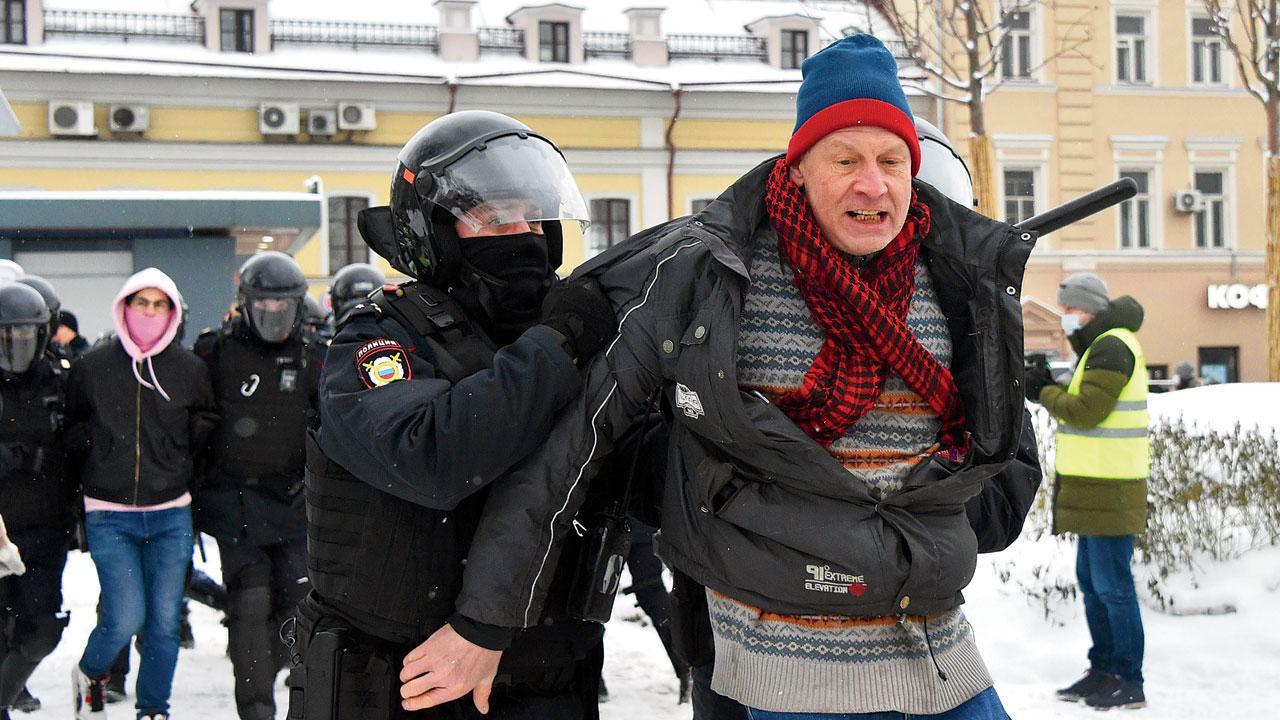 4,000 Russians held at protests backing Navalny