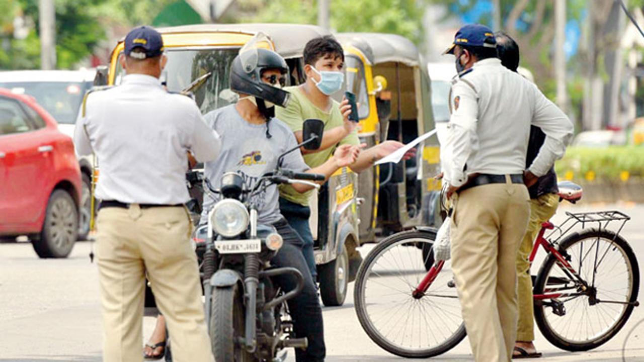 Mumbai: Roses offered to traffic violators in Dharavi and Mahim