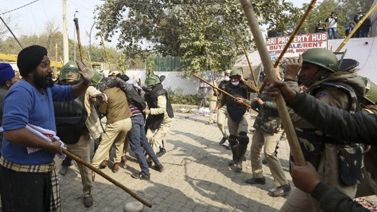 Makeshift wall to be created at Singhu border with iron bars and cement